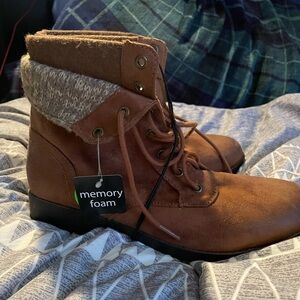 Brown, Arizona, size 8.5 boots.